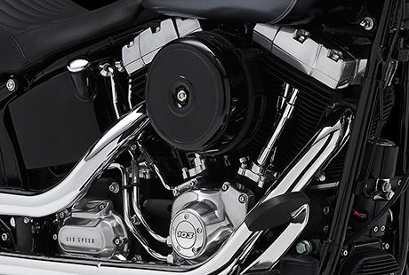 Softail Slim / Mittelgrauer Motor mit schwarzen Zylinderkpfen und Zylindern, polierten Ventildeckeln und klassischer Luftfilterabdeckung:    Genieen Sie den unverwechselbaren Look des Twin Cam 103 Motors, der an seiner Herkunft keine Zweifel aufkommen lsst. Er ist voll und ganz im echten Harley-Davidson Stil gestaltet  mit einer Liebe zum Detail, die Sie bei anderen Marken vergeblich suchen werden. Der mittelgraue Motor mit den schwarzen, pulverbeschichteten Zylinderkpfen und Zylindern bildet einen prgnanten Kontrast zu den polierten Ventildeckeln und die klassische Luftfilterabdeckung ergnzt diesen starken Look. Ein aus Metall gefertigtes Juwel: pur und vor Kraft strotzend. Von der klassischen Linie seiner Khlrippen bis hin zu den klaren Konturen seiner Gehuse und Deckel ist der Twin Cam 103 ein rckhaltloses Bekenntnis zu allem, was die Zufriedenheit des Fahrers ausmacht.
