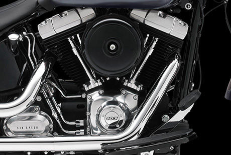 Softail Slim / Robuster, moderner Twin Cam 103 mit Tradition:    Die Motor Company wei nur zu gut, was ein Motorradfahrer an einem Motor schtzt. Diese Erfahrung aus mehr als hundert Jahren Motorenbau kam bei der Entwicklung des Twin Cam 103 Motors voll zum Tragen. Wir haben alles gegeben, um jeden Kubikzoll zu perfektionieren und Design und Technologie noch weiter zu verbessern. Und zwar ohne Kompromisse beim einzigartigen Stil einzugehen, der eine Harley Davidson seit jeher auszeichnet  ganz in der Tradition der Flathead, Knucklehead, Panhead, Shovelhead, Evolution, Twin Cam 88 und Twin Cam 96 Motoren, die Geschichte geschrieben haben. Die Leistung und Robustheit unserer Triebwerke sind ein direktes Ergebnis der unzhligen Meilen, die unsere V-Twins seit 1909 hinter sich gebracht haben, und des stolzen Erbes von ber hundert Jahren, die dem Leben auf zwei Rdern gewidmet waren.
