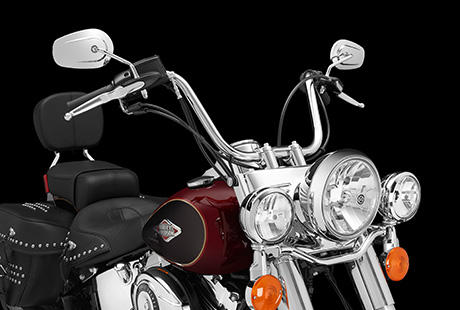 Softail Heritage Classic / Hoher Lenker fr bequeme Sitzhaltung:    Klassischer Stil und maximaler Komfort stehen bei dem hohen Lenker, mit dem die Heritage Softail Classic ab Werk ausgerstet ist, in perfekter Synthese. Dieser Lenker ist darauf ausgelegt, eine bequeme Sitzhaltung zu gewhrleisten, und hilft Ihnen auch auf langen Strecken, Verspannungen der Nackenmuskulatur zu vermeiden. Der robuste Edelstahl macht alles mit und sein tiefglnzendes Finish erfllt Ihre hchsten Ansprche.
