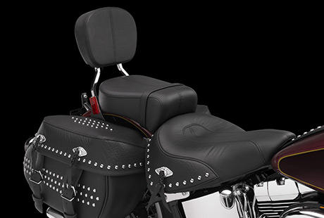 Softail Heritage Classic / Zweiteiliger Sitz im Old-School-Design:    Rollen Sie stilvoll ber den Boulevard  auf dem klassischen zweiteiligen Softail Sitz im markanten Old-School-Design. Komfortabel allein oder zu zweit. Der Soziussitz ist abnehmbar. Lassen Sie ihn einfach zu Hause fr Solofahrten, oder nehmen Sie Ihre bessere Hlfte auf eine Spritztour mit.
