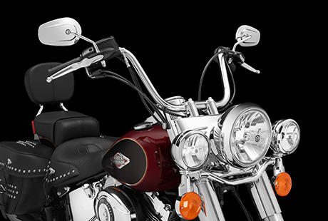 Softail Heritage Classic / Mit wenigen Handgriffen abnehmbarer Windschutz:    Vom Tourer zum Cruiser: Mit wenigen Handgriffen nehmen Sie die robuste und kratzfeste Polycarbonat-Windschutzscheibe ab und verwandeln Ihre Maschine vom komfortablen Reisebike in einen veritablen Eyecatcher auf jedem Boulevard. Wechseln Sie Fahrgefhl und Look der Heritage Softail Classic ganz nach Belieben.
