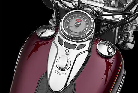 Softail Heritage Classic / Stilvoller Tank (18,9 Liter) mit Cat Eye-Instrumentenkonsole:    In den Tacho ist ein groes Display fr den Kilometerzhler, den eingelegten Gang und die Motordrehzahl integriert  alles perfekt auf einen Blick ablesbar.
