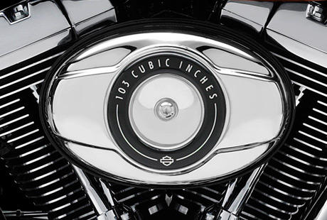 Softail Heritage Classic / Kultiviert abgestimmte Power aus 1.690 ccm:    Starten Sie den Twin Cam 103 und spren Sie seine Kraft im unteren Drehzahlbereich. Die leichten Kolben tragen dazu bei, dass er ausgesprochen kultiviert arbeitet und zugleich ein berwltigendes Drehmoment erzeugt. Schalten Sie die Gnge durch und erleben Sie, wie perfekt dieser Motor und das Cruise Drive Getriebe harmonieren. Sechs Gnge, ein starker und uerst wartungsarmer Antriebsstrang sowie beraus robuste Bauteile  nie hat es sich besser angefhlt, eine Harley-Davidson zu fahren.
