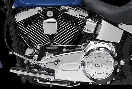 Softail Fat Boy / Druckvolle 132 Nm aus dem unteren Drehzahlbereich:    Der Twin Cam 103 Motor punktet mit druckvollem Drehmoment und der Przision seiner elektronischen Kraftstoffeinspritzung ESPFI (Electronic Sequential Port Fuel Injection). Ob bei Urlaubsfahrten zu zweit mit groem Gepck, im Gebirge oder bei flinken berholvorgngen auf verwinkelten Landstraen  seine Leistungsreserven sind ber jeden Zweifel erhaben. Dabei ist sein Sound so charakterstark, wie Sie es von einer Harley-Davidson erwarten. Und das alles bei reduzierten Dauerdrehzahlen fr entspanntes Dahingleiten mit maximalem Fahrkomfort und geringem Kraftstoffverbrauch.
