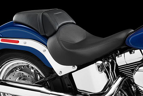 Softail Fat Boy / Flache Sitzbank:    Es ist nicht allein die niedrige Sitzhhe: Zahlreiche durchdachte ergonomische Merkmale tragen zu einem Plus an Fahrspa bei. Wie etwa der schlanke Sitz. In Verbindung mit dem niedrig gehaltenen Rahmen und starrem Antriebsstrang sorgt seine Kontur dafr, dass der Fahrer komfortabel ins Bike integriert wird und zugleich jederzeit sicher mit den Fen den Boden erreicht.
