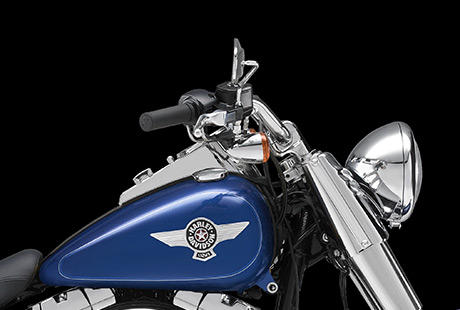 Softail Fat Boy / Flacher verchromter Lenker:    Dieser breite 1 1/4-Zoll-Lenker bildet ein entscheidendes Detail des klassischen Fat Boy Designs. Innenliegende Kabelfhrung sorgt fr einen aufgerumten Look. Mit dem komfortablen, weit nach hinten gezogenen Lenker haben Sie jederzeit alles im Griff  einerlei, ob es bis zum Horizont geht oder nur mal schnell in die City.
