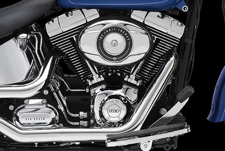 Softail Fat Boy / Motor im Harley-Davidson Styling pur:    Genieen Sie den unverwechselbaren Look des Twin Cam 103 Motors, der an seiner Herkunft keine Zweifel aufkommen lsst. Er ist voll und ganz im echten Harley-Davidson Stil gestaltet  mit einer Liebe zum Detail, die Sie bei anderen Marken vergeblich suchen werden. Die schwarzen, pulverbeschichteten Zylinderkpfe und Zylinder bilden einen prgnanten Kontrast zu den polierten Khlrippenkanten und verchromten Ventildeckeln. Ein aus Metall gefertigtes Juwel: pur und vor Kraft strotzend. Von der klassischen Linie seiner Khlrippen bis hin zu den klaren Konturen seiner Gehuse und Deckel ist der Twin Cam 103 ein rckhaltloses Bekenntnis zu allem, was die Zufriedenheit des Fahrers ausmacht.
