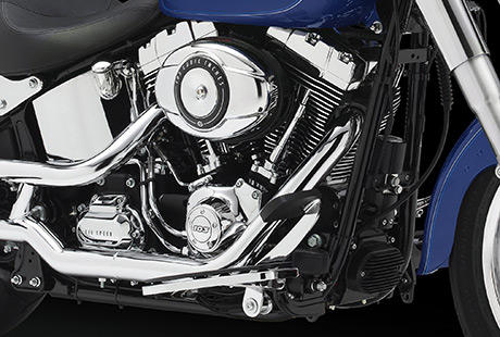 Softail Fat Boy / Robuster, traditonsreicher Twin Cam:    Die Motor Company wei nur zu gut, was ein Motorradfahrer an einem Motor schtzt. Diese Erfahrung aus mehr als hundert Jahren Motorenbau kam bei der Entwicklung des Twin Cam 103 Motors voll zum Tragen. Wir haben alles gegeben, um jeden Kubikzoll zu perfektionieren und Design und Technologie noch weiter zu verbessern. Und zwar ohne Kompromisse beim einzigartigen Stil einzugehen, der eine Harley Davidson seit jeher auszeichnet  ganz in der Tradition der Flathead, Knucklehead, Panhead, Shovelhead, Evolution, Twin Cam 88 und Twin Cam 96 Motoren, die Geschichte geschrieben haben. Die Leistung und Robustheit unserer Triebwerke sind ein direktes Ergebnis der unzhligen Meilen, die unsere V-Twins seit 1909 hinter sich gebracht haben, und des stolzen Erbes von ber hundert Jahren, die dem Leben auf zwei Rdern gewidmet waren.
