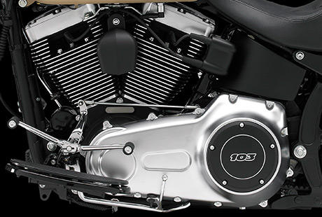 Softail Fat Boy Special / Druckvolle 132 Nm aus dem unteren Drehzahlbereich:    Der Twin Cam 103 Motor punktet mit druckvollem Drehmoment und der Przision seiner elektronischen Kraftstoffeinspritzung ESPFI (Electronic Sequential Port Fuel Injection). Ob bei Urlaubsfahrten zu zweit mit groem Gepck, im Gebirge oder bei flinken berholvorgngen auf verwinkelten Landstraen  seine Leistungsreserven sind ber jeden Zweifel erhaben. Dabei ist sein Sound so charakterstark, wie Sie es von einer Harley-Davidson erwarten. Und das alles bei reduzierten Dauerdrehzahlen fr entspanntes Dahingleiten mit maximalem Fahrkomfort und geringem Kraftstoffverbrauch.
