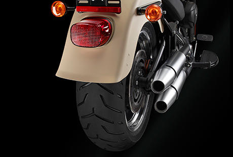 Softail Fat Boy Special / Fette Dunlop-Reifen mit sicherem Grip:    Fetter ist besser. Die Harley-Davidson Fat Boy rollt auf einem 140er Dunlop Vorderreifen und einem breiten 200er Dunlop D407 am Heck. Die Reifen bieten eine uerst gelungene Synthese aus Handling, Komfort und Grip  auch wenn Sie mal scharf bremsen mssen. Der gute Name Dunlop brgt eben fr Qualitt.
