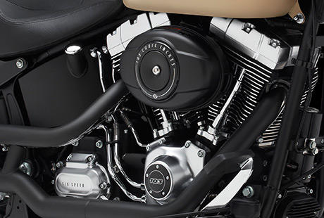 Softail Fat Boy Special / Motor im Harley-Davidson Styling pur:    Genieen Sie den unverwechselbaren Look des Twin Cam 103 Motors, der an seiner Herkunft keine Zweifel aufkommen lsst. Er ist voll und ganz im echten Harley-Davidson Stil gestaltet  mit einer Liebe zum Detail, die Sie bei anderen Marken vergeblich suchen werden. Die schwarzen, pulverbeschichteten Zylinderkpfe und Zylinder bilden einen prgnanten Kontrast zu den polierten Khlrippenkanten und matt verchromten Ventildeckeln. Ein aus Metall gefertigtes Juwel: pur und vor Kraft strotzend. Von der klassischen Linie seiner Khlrippen bis hin zu den klaren Konturen seiner Gehuse und Deckel ist der Twin Cam 103 ein rckhaltloses Bekenntnis zu allem, was die Zufriedenheit des Fahrers ausmacht.
