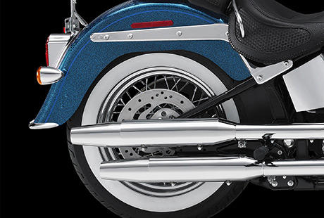 Softail Deluxe / Verdeckte Hinterradfederung im Hardtail-Look:    Wer ein modernes, komfortables Motorrad im klassischen Look historischer Starrrahmenbikes sucht, der liegt hier goldrichtig. Dieser Maschine sieht man nicht an, wie komfortabel sie ist, denn die Federbeine sind dem Auge des Betrachters verborgen unter dem Motor angebracht. Einen solchen Rigid Look findet man nur bei einer Softail.
