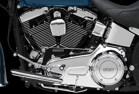 Softail Deluxe / Geschmeidge, druckvolle 132 Nm  aus 1.690 ccm:    Der luftgekhlte Twin Cam 103 Motor punktet mit druckvollem Drehmoment und der Przision seiner elektronischen Kraftstoffeinspritzung ESPFI (Electronic Sequential Port Fuel Injection). Ob bei Urlaubsfahrten zu zweit mit groem Gepck, im Gebirge oder bei flinken berholvorgngen auf verwinkelten Landstraen  seine Leistungsreserven sind ber jeden Zweifel erhaben. Dabei ist sein Sound so charakterstark, wie Sie es von einer Harley-Davidson erwarten. Und das alles bei reduzierten Dauerdrehzahlen fr entspanntes Dahingleiten mit maximalem Fahrkomfort und geringem Kraftstoffverbrauch.
