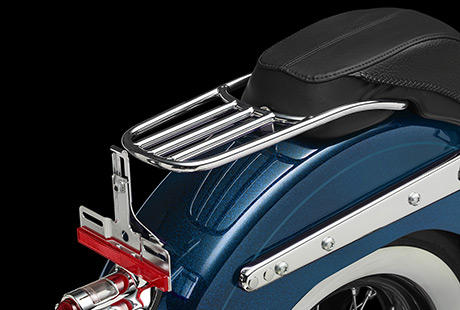 Softail Deluxe / Gepcktrger:    Zu den individuellen Details der Softail Deluxe gehrt ein klassischer Gepcktrger, der sich direkt an den Soziussitz anschmiegt und eine perfekte Kombination von Form und Funktion darstellt. Minimalistisch im Design, aber enorm ntzlich auf der Strae. Er bietet Platz fr Ihr wichtigstes Gepck und etwas zustzlichen Glanz durch strahlendes Chrom.
