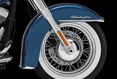 Softail Deluxe / Langgezogene Old-School Fender:    Die ppigen Fender der Deluxe tragen zur unverkennbaren Linienfhrung der Maschine bei und schtzen Sie zugleich wirkungsvoll vor Spritzwasser und Schmutz. Die Enden sind mit verchromten Applikationen verziert, am Heck kommen konisch geformte, verchromte Fenderhalter zum Einsatz. Und last but not least bieten beide Fender jede Menge Raum fr das Custumising.
