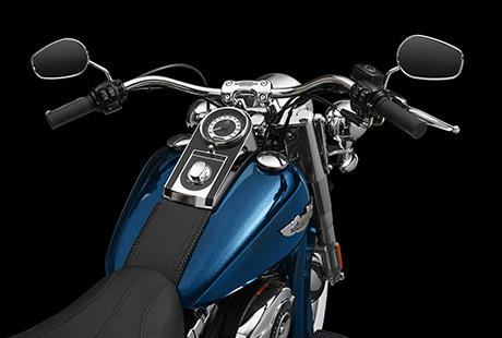 Softail Deluxe / Geschwungener Pullback-Lenker:    Dieser geschwungene Pullback Lenker bettelt frmlich darum, dass Sie endlich zupacken und sich aufmachen in Richtung Horizont. Der verchromte Riser ist weit nach hinten gezogen  perfekt fr Einsteiger, die alles im Griff behalten wollen. Erfahrene Easy Rider schtzen die komfortable Sitzhaltung. Zugleich verleiht diese Linienfhrung der Frontpartie eine aerodynamische Anmut.
