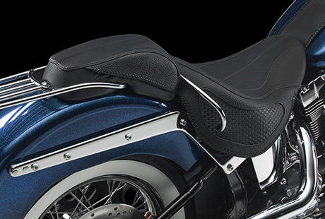 Softail Deluxe / Niedriger Sitz (Hhe 670 mm ohne Last) mit schmalen Flanken:    Auf diesem klassischen Softail Doppelsitz cruisen Sie stilvoll ber den Boulevard. Einen tiefer angebrachten Sitz werden Sie schwerlich finden. Zu den ergonomischen Besonderheiten, die speziell Fahrer ohne Gardema schtzen werden, zhlen die im vorderen Bereich abgeschrgten Sitzflanken, die dafr sorgen, dass Sie stets mhelos mit beiden Fen den Boden erreichen. Der Soziussitz ist abnehmbar. Lassen Sie ihn fr Solofahrten einfach zu Hause, oder nehmen Sie Ihre bessere Hlfte auf eine Spritztour.
