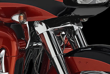 CVO Road Glide Ultra / Steifere Vorderradfhrung, Standrohre mit 49 mm:    Einerlei, ob langgezogene Kurve oder enge Spitzkehre: Ein Motorrad des Projekts RUSHMORE zeichnet sich durch seine exzellente Kurvenstabilitt aus. durch eine noch steifere Vorderradfhrung, strkere Standrohre mit jetzt 49 Millimetern Durchmesser und neue, uerst robuste Lenkkopflager. Agileres Handling serienmig.
