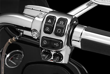 CVO Road Glide Ultra / Ergonomisch ausgelegte Lenkerarmaturen:    Es ist schwer, die Fahrt zu genieen und sich auf den Verkehr zu konzentrieren, wenn die Schalter am Lenker umstndlich zu bedienen sind. Deshalb hat Harley-Davidson den Lenkerarmaturen der neuen Touring Maschinen genauso viel Aufmerksamkeit geschenkt, wie dem Rest der Bikes. Sie sind nun ergonomischer gestaltet und exakt so positioniert und ausgerichtet, dass Sie perfekt unter Ihrem Daumen liegen. Harley-Davidson hat eine leicht aktivierbare Geschwindigkeitsregelanlage, griffgnstige Bedienelemente fr die Infotainment Funktionen und einen leicht greifbaren Trigger zur Aktivierung der Displayanzeigen angebracht. Zudem wird jetzt jede Tastenaktivierung durch ein vertrauenseinflendes, fhlbares Klicken besttigt. Auch der Zndschalter wurde optimiert. Und die elektrische Anlage ist bereits auf das einfache Customizing mit weiterem elektrischen Parts and Accessories vorbereitet.
