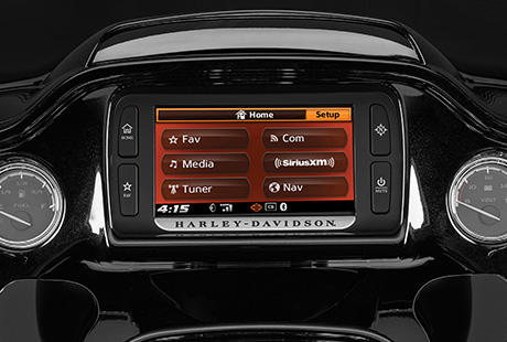 CVO Road Glide Ultra / 6,5-Zoll-Farb-Touchscreen :    Der 6,5-Zoll-Touch-Screen prsentiert Ihnen alle Informationen in Farbe, in ihrem Blickfeld und grer denn je. Er punktet mit zeitgemen Grafiken, Farben zum Auswhlen, der automatischen und manuellen Dimmfunktion sowie mit einem Design, das perfekt in die Verkleidung integriert ist. Mit zahlreichen neuen Funktionen hat Harley-Davidson die Bildschirmtechnologie auf die nchsthhere Stufe gehoben. Weit mehr, als Sie vielleicht erwarten, aber genau das, was Sie verdienen.
