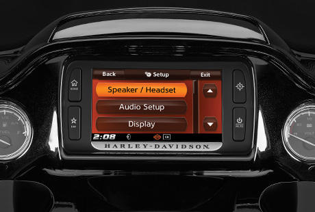 CVO Road Glide Ultra / Spracherkennung, Bluetooth:    Die Boom! Box 6.5GT bietet Ihnen Spracherkennung fr eine freihndige Bedienung von Mobiltelefon, Navigationssystem und Musik-Player. Serienmig auch kabellos per Bluetooth. Was auch immer Sie wollen: Sagen Sie es einfach. Ob es der Weg zur nchsten Tankstelle ist, ein Rckruf ins Bro, wo Sie heute nicht sind, oder ein Song, der genau zu dieser Strecke passt: Ihr Wunsch wird unverzglich erfllt.
