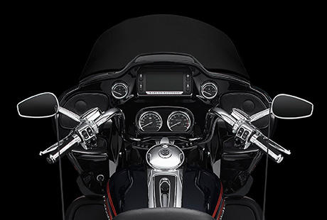 CVO Road Glide Ultra / Lenker 5,5 Zoll nher am Fahrer:    Der Lenker der neuen CVO Road Glide Ultra bietet Fahrern der verschiedensten Staturen eine noch komfortablere Sitzposition. Die Handgriffe befinden sich jetzt 5,5 Zoll nher am Fahrer. Dadurch kann man aufrecht sitzen, ohne sich nach dem Lenker zu strecken.
