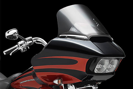 CVO Road Glide Ultra / Neues Verkleidungsdesign reduziert Helmturbulenzen:    Im Laufe der Jahre haben die Fahrer der Road Glide Ultra unzhlige Kilometer hinter ihrer Verkleidung zurckgelegt. Dank ihres weniger ermdenden geschlossenen Rahmens wurde die Road Glide zur ersten Wahl fr diejenigen, die gerne weite Strecken fahren. Ein tolles Motorrad. Doch die neue CVO Road Glide Ultra ist atemberaubend. Die neue Road Glide Verkleidung entstand im Windkanal ebenso wie in zahlreichen Fahrversuchen. Wenn Sie erleben, was wir auf die Rder gestellt haben, werden Sie das Fahrgefhl kaum glauben knnen. Keine Verkleidung in der Geschichte des Motorradfahrens ist jemals so durch den Wind geschnitten wie diese. Sie hat dreifache Splitstream Luftkanle, die sich ffnen und schlieen, um den Druck vor und hinter der Windschutzscheibe auszugleichen. Bei Helmturbulenztests schlgt sie jedes andere Motorrad auf der Strae. Mhelos. Sie haben noch niemals so eine Fahrt erlebt.
