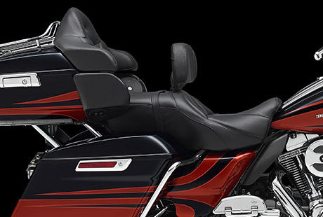 CVO Road Glide Ultra / Groe Sitzflche und viel Beinfreiheit fr den Sozius:    Liebe Beifahrer, Sie werden knftig noch mehr Spa im Sattel haben! Sogar dann, wenn Sie auf der Fahrt Ihres Lebens ber unzhlige Meilen auf der letzten Etappe sind, bevor Sie sich am Abend bei einem heien Vollbad ausruhen knnen. Je lnger die Fahrt dauert, desto mehr werden Sie derartige Optimierungen zu schtzen wissen. In diesem Jahr machte Harley-Davidson den Soziussitz einen Zoll lnger und einen Zoll breiter. Zwischen den Lautsprechern haben Sie nun zwei Zoll mehr Platz. Die tiefer gesetzten Schutzbgel der Koffer lassen Ihren Beinen mehr Raum. Alle diese Neuentwicklungen sorgen fr den besten Komfort der Klasse.
