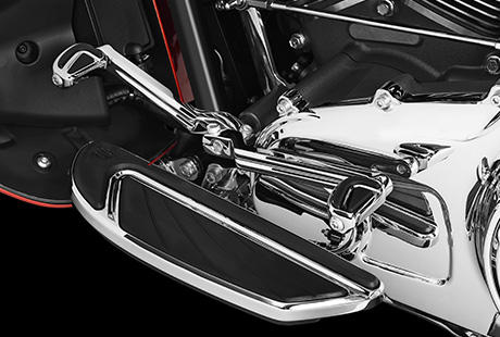 CVO Road Glide Ultra / Lange Trittbretter und Schaltwippe:    Ihre Stiefel wurden zum Fahren gemacht - egal wie sie aussehen. Die langen Trittbretter wurden ausgiebig getestet und mit einer Gummibeschichtung versehen. Das steigert den Komfort ebenso wie die hhenverstellbaren Soziustrittbretter. Und zum Gangwechsel knnen Sie entweder den herkmmlichen Schalthebel oder die noch einfachere, bequeme Fersenschaltung verwenden. Es dauert vielleicht eine Weile, aber wenn Sie sich erst einmal an den sanften Schaltrhythmus gewhnt haben, wollen Sie ihn nicht mehr missen.
