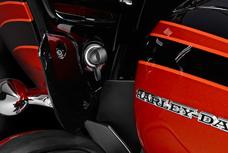CVO Road Glide Ultra / Hochleistungs-Bordspannungsanschluss:    Touring bedeutet ein Hchstma an Komfort in jeder Fahrsituation und die Mglichkeit, das Motorrad um alles zu erweitern, was das Motorrad-Erlebnis nach Ihren Vorstellungen individuell bereichert. Die Hochleistungs-Elektrik bietet Leistung satt fr eine Vielzahl zustzlicher Verbraucher. Beheizbare Kleidung, Sitzheizung und Heizgriffe, Zusatzbeleuchtung - was immer Ihr Herz begehrt: Eine Harley-Davidson bietet jederzeit beruhigende Leistungsreserven
