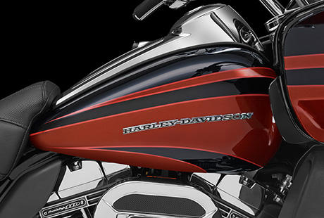 CVO Road Glide Ultra / Klassischer Tank mit 22,7 l:    Zum unverwechselbare Stil der Harley-Davidson CVO Road Glide Ultra gehrt nicht zuletzt, dass sie reichlich Flchen fr eine begeisternde Sonderlackierung bietet. Der klassisch geformte, markante Tank bietet nicht nur mehr Flche fr die hochwertige Custom Lackierung, sondern fasst auch 22,7 Liter Benzin fr ausgedehnte Touren ohne Tankstopp. Ein geringer Verbrauch ist wichtig. Aber Stil eben auch. Frische, auffallende Farben und przisionsgefertigte Harley-Davidson Tankmedaillons runden den einzigartigen Look dieses robusten Tourers ab.
