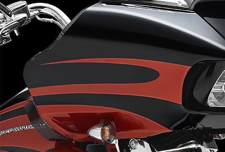 CVO Road Glide Ultra / Erstklassige Lackierung mit eindrucksvollen Graphics:    Alle Sondermodelle der Harley-Davidson Custom Vehicle Operations-Modelle zeichnen sich durch individuell gestaltete Graphics und handgefertigte Sonderlackierungen aus, die Stil und hohe Wertanmutung zu einem einzigartig ausgewogenen Meisterwerk der Motorradbaukunst vereinen. Die CVO Road Glide Ultra ist in drei exklusiven Farbkombinationen erhltlich: Abyss Blue & Crushed Sapphire, Burgundy Blaze & Typhoon Maroon oder Carbon Dust & Autumn Sunset. Knausern? Ist hier nicht!
