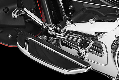 CVO Road Glide Ultra / Trittbretteinstze, Schalt- und Bremspedal mit Abdeckung, Highway-Furasten, beheizte Handgriffe und Schalthebelarme aus der Airflow-Kollektion:    Die CVO Road Glide Ultra zeichnet sich durch zahlreiches Zubehr der Airflow-Kollektion aus: Trittbretteinstze fr Fahrer und Beifahrer, Schalt- und Bremspedal mit Abdeckung, Highway-Furasten, beheizte Handgriffe mit Gummieinstzen und Schalthebelarme. Sie wollen mehr? Mit der CVO Road Glide Ultra bekommen Sie genau das.
