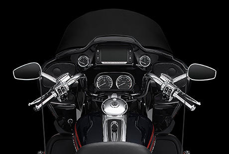 CVO Road Glide Ultra / Farblich abgestimmte Innenverkleidung:    ber die Innenverkleidung der neuen CVO Road Glide Ultra gibt es viel zu sagen. Sie ist farblich auf die Lackierung Ihres Bikes abgestimmt. Sie weist eine trapezfrmige Armaturentafel, doppelte Staufcher und Instrumente mit silberfarbenen Zifferblttern auf. Sie werden auch das grere Display und die um zehn Prozent vergrerten Instrumente sowie breiteren, greren Ziffern bemerken. Die Anzeigen sind nicht nur grer, sondern auch besser ablesbar. Es gibt jetzt eine Ganganzeige, und mit dem Display, das mit einem uerst praktischen Triggerschalter bedient wird, sind zahlreiche Informationen auf Tastendruck abrufbar. Auch die Temperatur- und Kraftstoffanzeigen fallen grer aus. Ein kurzer Blick gengt, und Sie sind bestens informiert.
