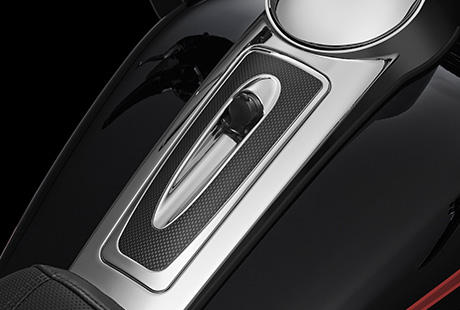 CVO Road Glide Ultra / Verchromte Tankkonsole mit CB-Pod:    Der klassische Tank der CVO Road Glide Ultra trgt eine speziell angefertigte verchromte Tankkonsole mit einem dunkelgrauen CB-Pod. Ein makelloses Finish, wie man es nur bei kompromisslosen HighEnd Customs findet.
