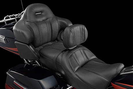 CVO Road Glide Ultra / Perforierter Sitz und einstellbare Rckenlehne:    Viele Sitzbnke tragen andere Bezge. Aber die eignen sich nicht fr eine Maschine wie die neue CVO Road Glide Ultra. Sitz und Beifahrer-Rckenlehne sind mit dem gleichen perforierten Leder bezogen. Kompromisse berlassen wir den Politikern.
