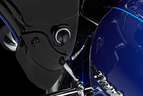 Road Glide Special / Hochleistungs-Bordspannungsanschluss:    Touring bedeutet ein Hchstma an Komfort in jeder Fahrsituation und die Mglichkeit, das Motorrad um alles zu erweitern, was das Motorrad-Erlebnis nach Ihren Vorstellungen individuell bereichert. Die Hochleistungs-Elektrik bietet Leistung satt fr eine Vielzahl zustzlicher Verbraucher. Beheizbare Kleidung, Sitzheizung und Heizgriffe, Zusatzbeleuchtung - was immer Ihr Herz begehrt: Eine Harley-Davidson bietet jederzeit beruhigende Leistungsreserven.
