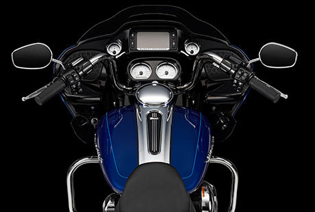 Road Glide Special / Neuer, komfortablerer  Lenker:    Die Road Glide Special hat einen neuen Lenker, der Sitzkomfort fr eine grere Vielfalt von Fahrern bietet. Die Handgriffe befinden sich jetzt 5,5 Zoll nher am Fahrer. Das bedeutet, dass Sie sich nicht strecken mssen, um die Handgriffe zu erreichen, Sie knnen sich entspannt zurcklehnen und lnger fahren.
