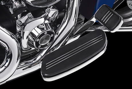 Road Glide Special / Streamliner-Trittbretter und Streamliner-Furasten fr den  Beifahrer:    Die Road Glide Special verfgt ber lange Streamliner Trittbretter, Steamliner Beifahrerfurasten und eine Schaltwippe. Der Look ist einzigartig, und die Funktionsfhigkeit der reinste Komfort. Die Trittbetter wurden auf einer Gummisolierung montiert, um Ihre Fe von der Vibration fernzuhalten. Und mit der Schaltwippe lsst es sich einfacher und bequemer schalten. Er schont auch die Spitze Ihres linken Stiefels. Weil Sie jetzt Ihre Ferse verwenden knnen, um einen Gang hher zu schalten.
