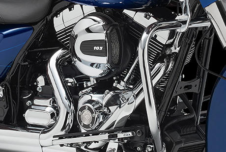 Road Glide Special / Motor im puren Harley-Davidson Styling:    Genieen Sie den Anblick des Twin Cam 103 Motors, der an seiner Herkunft keine Zweifel aufkommen lsst. Er ist voll und ganz im echten Harley-Davidson Stil gehalten und mit einer Liebe zum Detail gestaltet, die Sie bei anderen Maschinen vergeblich suchen werden. Die schwarzen, pulverbeschichteten Zylinder und Zylinderkpfe liefert einen schnen Kontrast zu den polierten Khlrippenkanten und verchromten Ventildeckeln. Ein aus Metall gefertigtes Juwel: pur und vor Kraft strotzend. Von der klassischen Linie seiner Khlrippen bis hin zu den klaren Konturen seiner Gehuse und Deckel bildet der Twin Cam 103 Motor ein rckhaltloses Bekenntnis zu allem, was richtig war, ist und sein wird.
