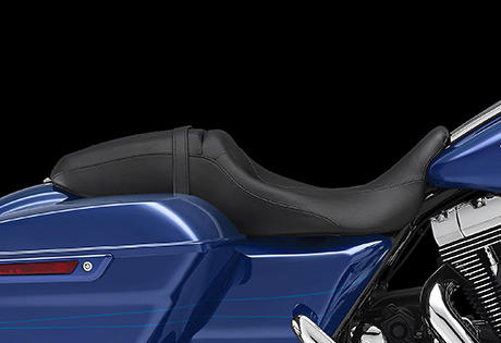 Road Glide Special / Einteilige Doppelsitzbank:     Die Road Glide Special ist mit einer einteiligen Street Glide Doppelsitzbank ausgestattet. Sie kombiniert einen Custom-Look mit hchstem Komfort. Niemand legt mehr Meilen im Sattel zurck, um einen Sattel zu entwerfen, als die Harley-Davidson Motor Company. Schwingen Sie sich darauf.
