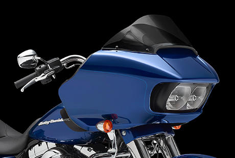 Road Glide Special / Das neue Verkleidungsdesign reduziert Helmturbulenzen:    Sie hat dreifache Splitstream Luftkanle, die sich ffnen und schlieen, um den Druck vor und hinter der Windschutzscheibe auszugleichen. Bei Helmturbulenztests schlgt sie jedes andere Motorrad auf der Strae. Mhelos. Sie haben noch niemals so eine Fahrt erlebt. Dank ihres weniger ermdenden, geschlossenen Rahmens wurde die Road Glide zur ersten Wahl fr diejenigen, die gerne weite Strecken fahren. Der Rahmen war schon vorher gut, aber jetzt ist er berwltigend.
