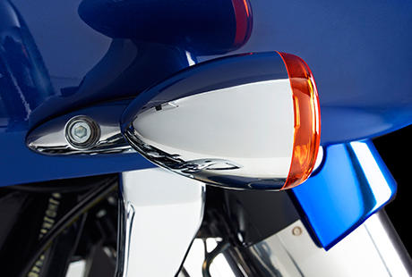 Road Glide Special / Bullet-Blinker:    Um diesen faszinierenden Look und das entsprechende Fahrgefhl zu erzeugen, wurde die Road Glide komplett berarbeitet. Perfekt bis ins Detail: die Bullet-Blinker. Zeitlose Eleganz, und bereits jetzt ein Klassiker.
