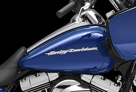 Road Glide Special / Klassischer Tank mit 22,7 l:    Zum unverwechselbaren Stil der Harley-Davidson Road Glide Special gehrt nicht zuletzt, dass sie reichlich Flchen fr eine begeisternde Lackierung bietet. Der klassisch geformte, markante Tank bietet nicht nur mehr Flche fr die hochwertige Custom Lackierung, sondern fasst auch 22,7 Liter Benzin fr ausgedehnte Touren ohne Tankstopp. Ein geringer Verbrauch ist wichtig. Aber Stil eben auch. Frische, auffallende Farben und przisionsgefertigte Harley-Davidson Tankmedaillons runden den einzigartigen Look dieses robusten Tourers ab.
