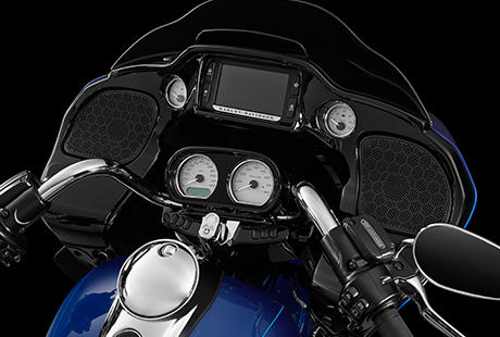 Road Glide Special / Neues Design der Innenverkleidung:    Werfen Sie einen Blick auf die Innenverkleidung der Road Glide Special. Das Info-Display ist grer und die Anzeigeinstrumente mit silberfarbenen Zifferblttern kommen in neuem Finish. Tachometer, Drehzahlmesser, Umgebungstemperatur- und Kraftstoffanzeige sind jetzt zehn Prozent grer und verfgen ber grere Ziffern, die sich vor dem klassisch schwarzen Hintergrund noch besser ablesen lassen. Die Anzeigen sind nicht nur grer, sondern auch besser ablesbar. Die Ganganzeige gibt ab, welchen der sechs Gnge Sie gerade eingelegt haben. Die Display-Anzeigen lassen sich per Fingertip wechseln. Auch die Temperatur- und Kraftstoffanzeigen sind grer als zuvor. Ein kurzer Blick gengt, und Sie sind bestens informiert.
