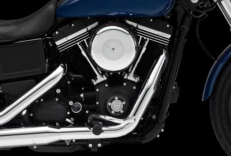 Dyna Street Bob / Schwarzes Motordesign mit polierten Khlrippenkanten:    Genieen Sie den unverwechselbaren Look des Twin Cam 103 Motors, der an seiner Herkunft keine Zweifel aufkommen lsst! Er ist voll und ganz im echten Harley-Davidson Stil gestaltet  mit einer Liebe zum Detail, die Sie bei anderen Marken vergeblich suchen werden. Motor, Batterieabdeckung und Ventildeckel sind in Schwarz gehalten, die Khlrippenkanten wurden poliert. Das puristische Design verzichtet auf alles, was berflssig ist. Ein minimalistischer Look, der begeistert.
