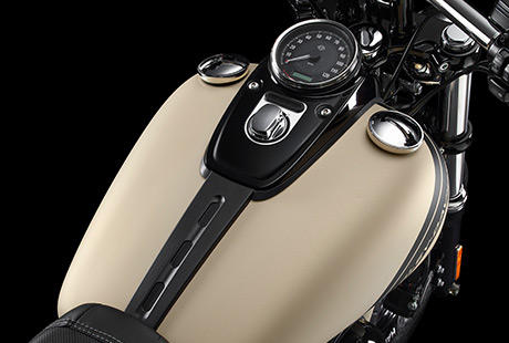 Dyna Fat Bob / Flache Tankkonsole:    Sie ist schlank, schwarz und ultraflach: Die neue Tankkonsole mit 5 Zoll groem Tachometer und integriertem Zndschloss verleiht der Fat Bob einen charakteristischen Custom-Look