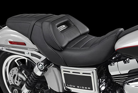 Dyna Low Rider / Perfekte Ergonomie:    Einerlei, ob Sie ein langer Hne sind oder das Gegenteil davon, die besonderen ergonomischen Eigenschaften der neuen Low Rider sorgen dafr, dass Ihnen das Bike passt wie ein Handschuh. Wir haben virtuelle ergonomische Studien und zahlreiche Testreihen mit echten Fahrern durchgefhrt, um herauszufinden, wie eine ideale Sitzposition fr unterschiedliche Fahrergren gestaltet werden kann. Auf diese Weise haben wir einen Riser entwickelt, mit dem der Lenker in einem Intervall von 60 Millimetern verschoben werden kann - weiter nach vorn oder weiter nach hinten. Und wir haben einen Sitz erdacht, dessen ebenso simples wie innovatives Design zwei Sitzpositionen ermglicht - 38 Millimeter weiter vorn oder hinten. Harley-Davidson Style, der perfekt zu ihrem Krperbau passt.
