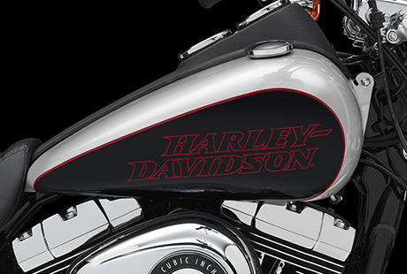 Dyna Low Rider / Zweifarblackierung (optional):    Die Basislackierung der Low Rider ist das klassische Harley-Davidson Vivid Black. Auf Wunsch unterstreichen Sie die Silhouette mit einer optionalen Zweifarblackierung. Sie haben die Wahl zwischen Brilliant Silver mit Vivid Black und Amber Whiskey mit Vivid Black. Spren Sie, was das 