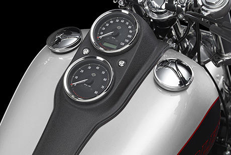 Dyna Low Rider / Neue schwarze Tankkonsole mit Tachometer und Drehzahlmesser-Display:    Auf dem klassischen Fat Bob Tank der Low Rider thront eine neue Instrumentenkonsole in Wrinkle Black. Der Look passt zum Wrinkle Black am Antriebsstrang und an den Fender Struts. Und er ergibt einen faszinierenden Kontrast zum glnzenden Vivid Black des Tanks. Schwarz ist eben nicht gleich Schwarz.
